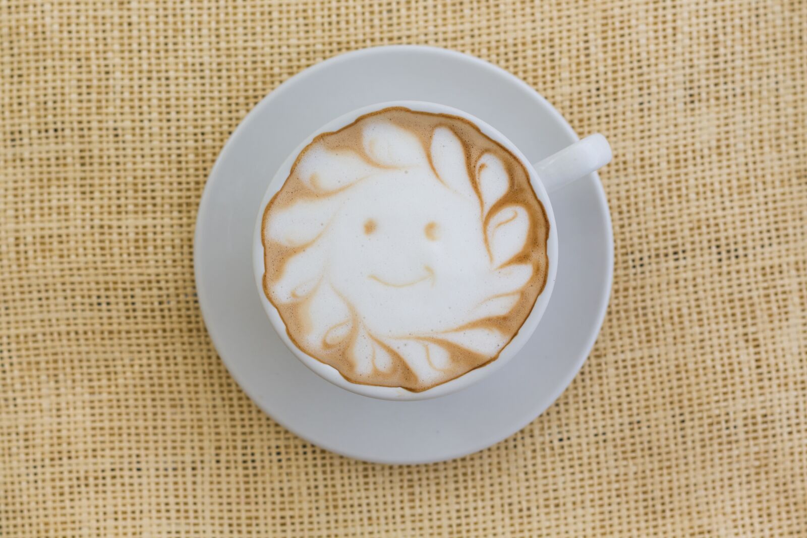 Canon EOS 700D (EOS Rebel T5i / EOS Kiss X7i) + Canon EF 50mm F1.8 STM sample photo. Cappuccino, beverage, in the photography