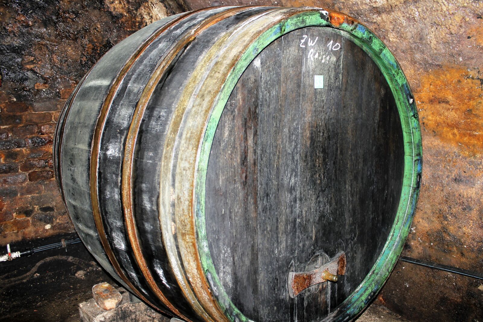 Canon EOS 550D (EOS Rebel T2i / EOS Kiss X4) sample photo. Old, wine barrel, wooden photography