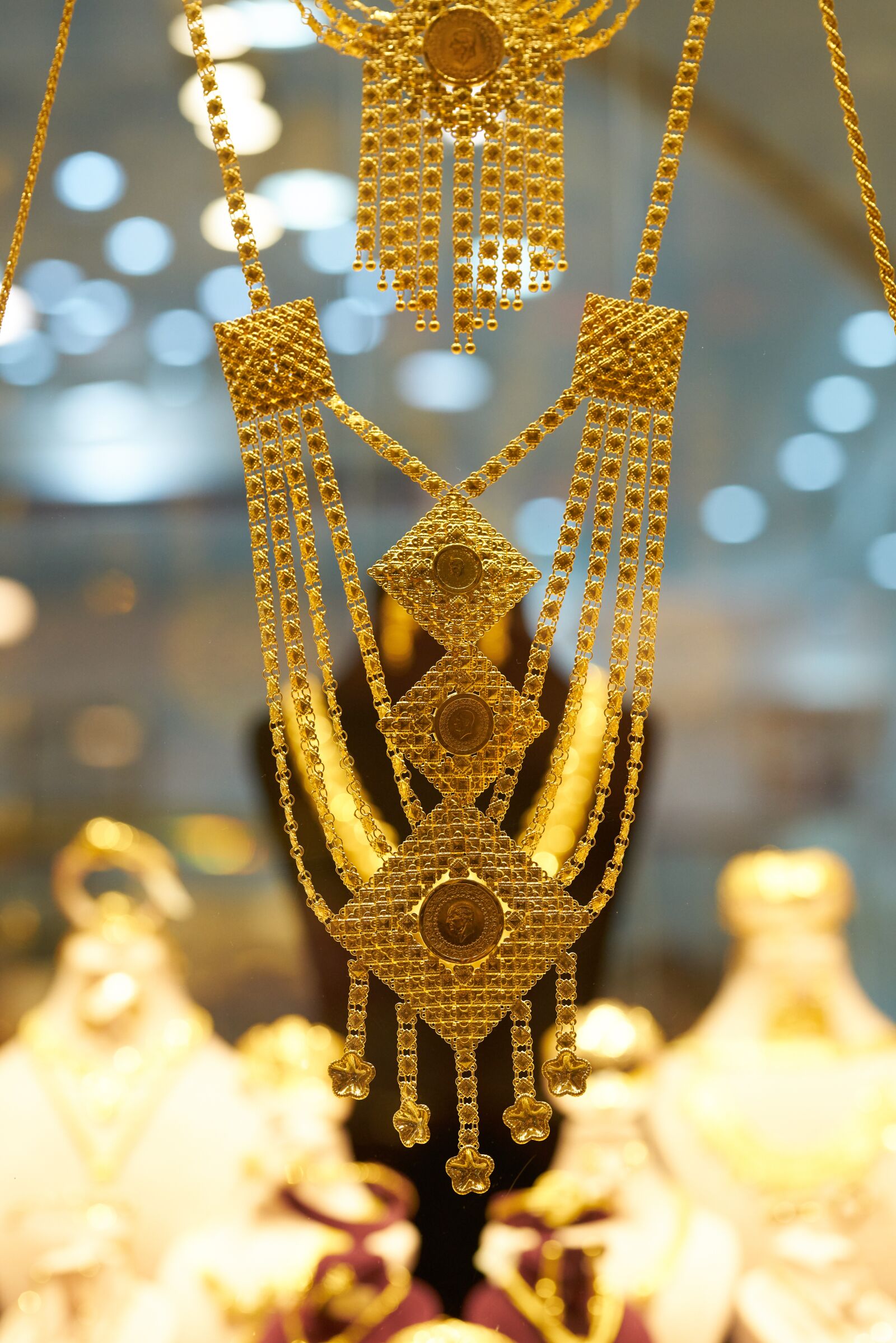 Sigma 85mm F1.4 DG HSM Art sample photo. Gold, necklace, expensive photography