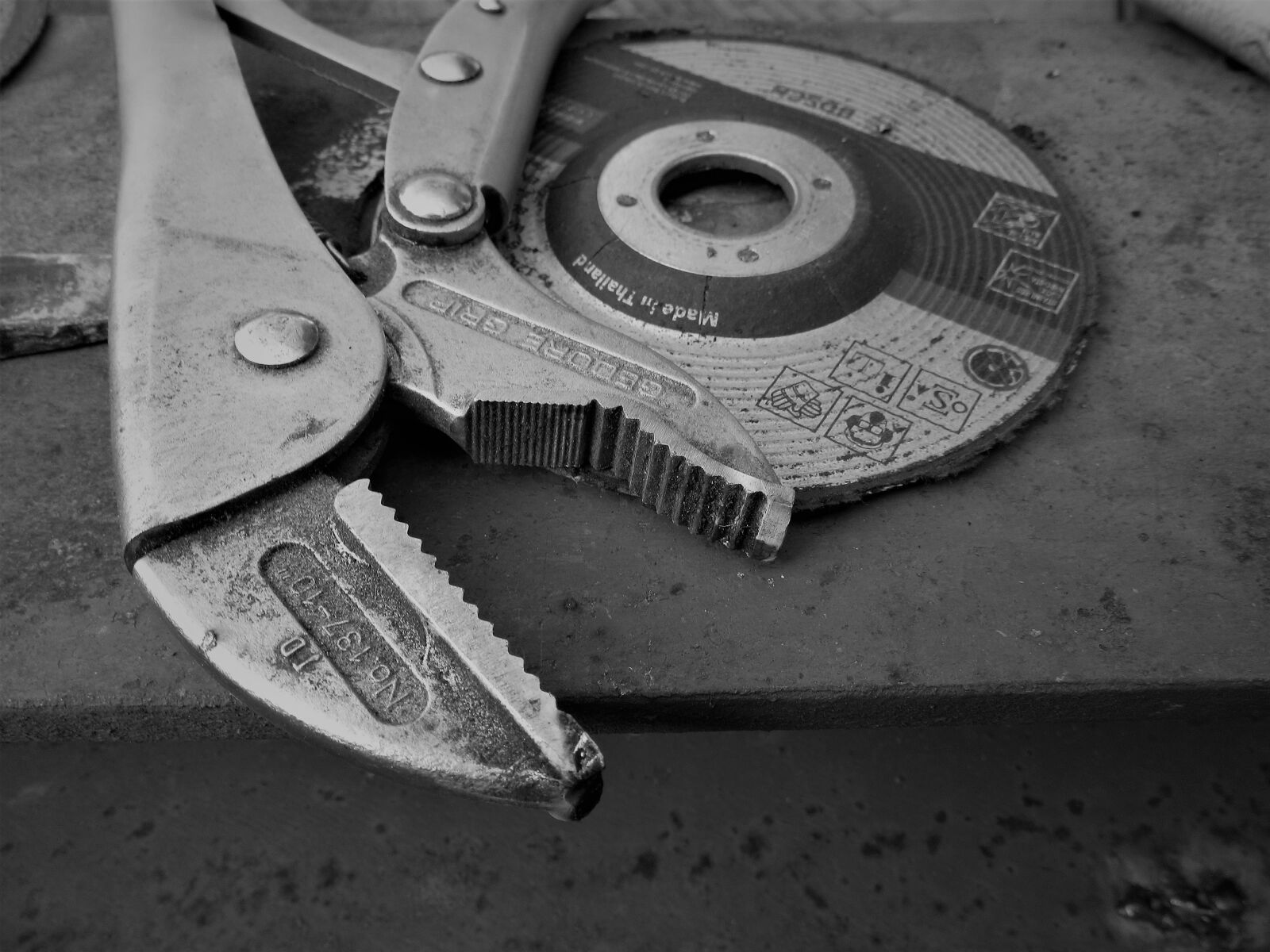 Canon PowerShot SX610 HS sample photo. Pliers, tool, cutting disc photography
