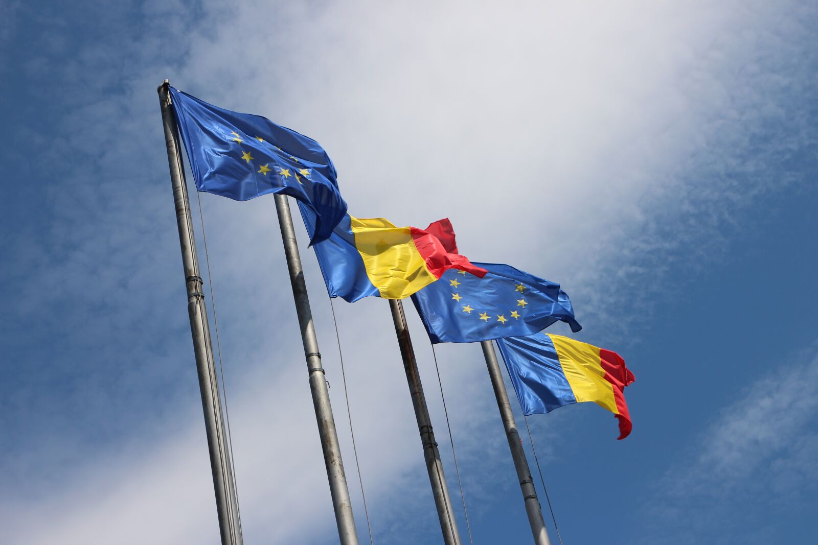 Canon EOS 700D (EOS Rebel T5i / EOS Kiss X7i) sample photo. Romania, eu, flags photography