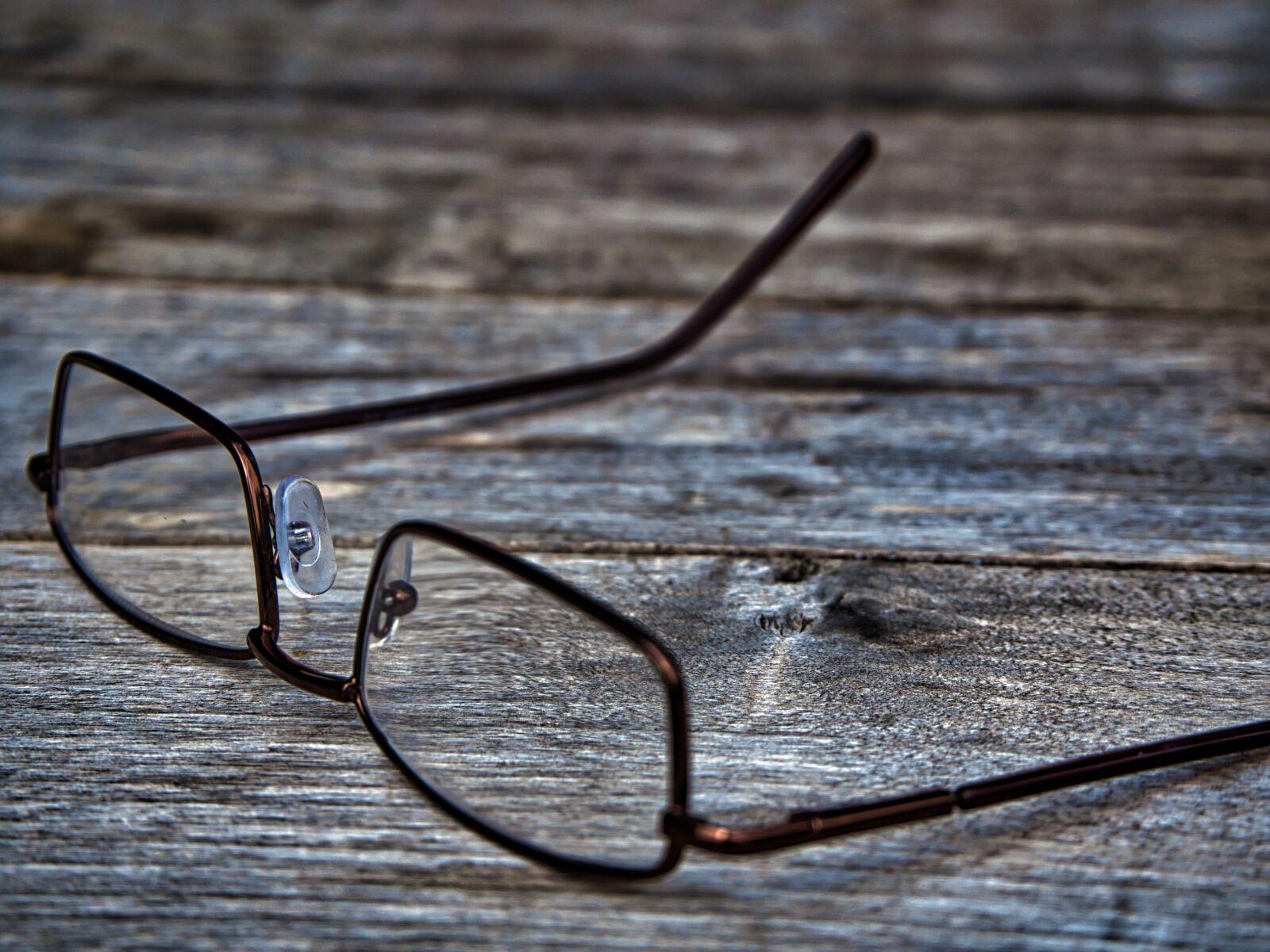Olympus OM-D E-M10 III sample photo. Glasses, wood, structure photography