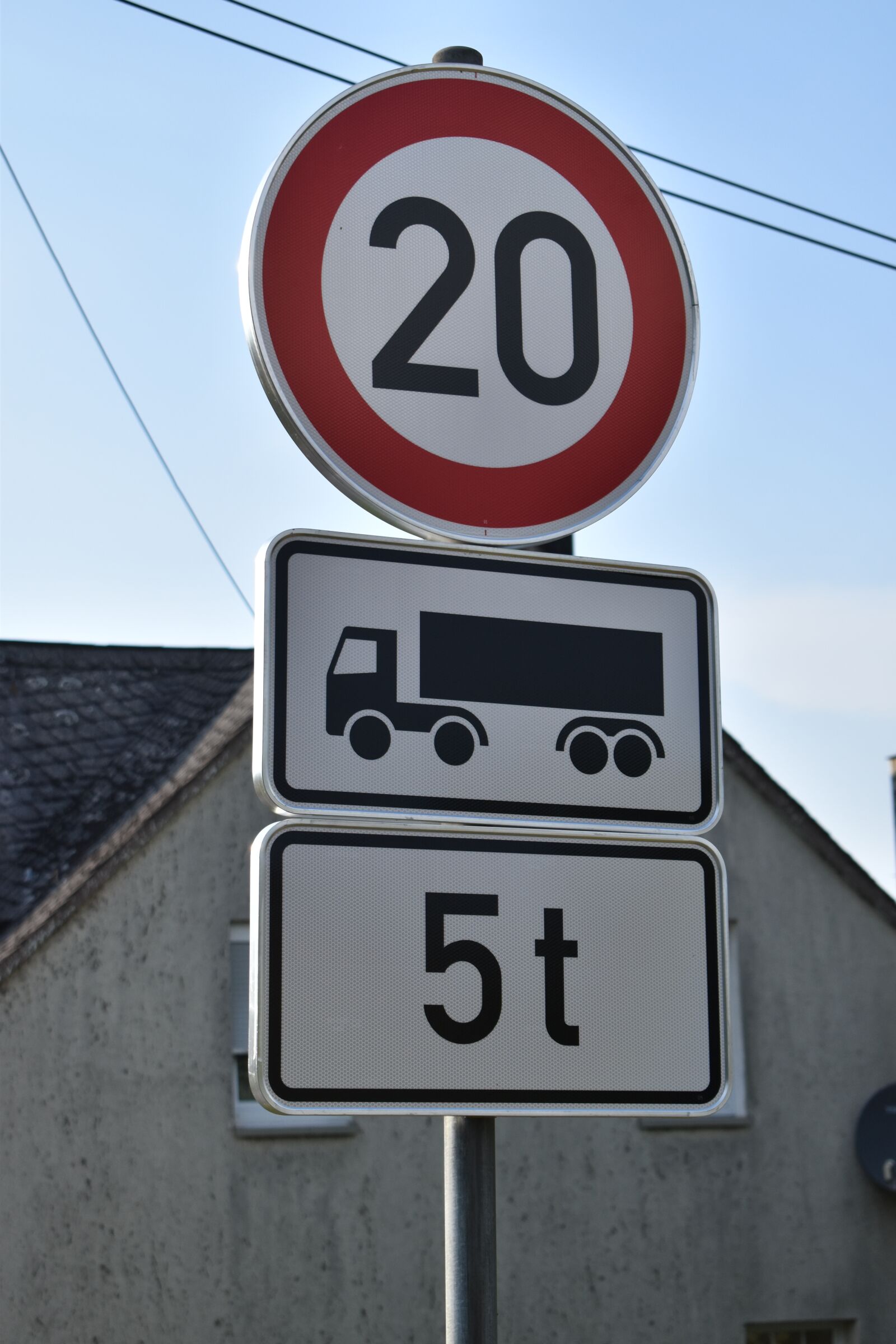 Nikon D3500 sample photo. Shield, twenty kmh, truck photography