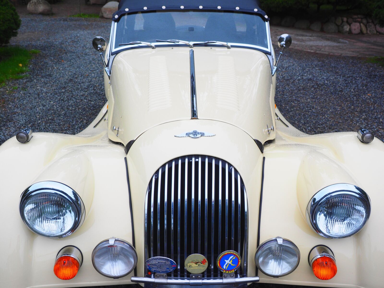 Olympus OM-D E-M1 + Olympus M.Zuiko Digital ED 12-40mm F2.8 Pro sample photo. Morgan plus 8, auto, grille photography