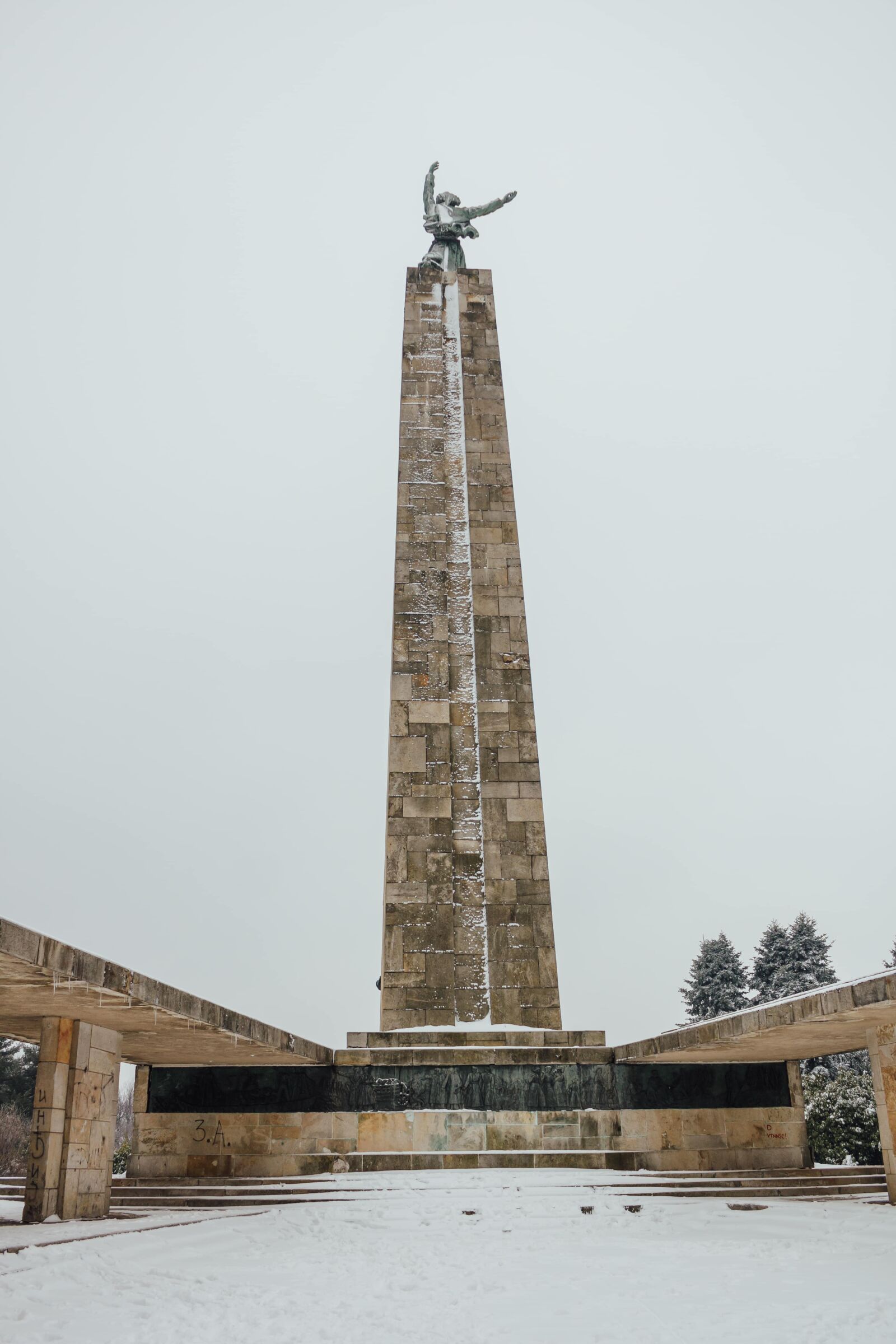 Canon EF-S 18-55mm F3.5-5.6 IS sample photo. Socialism, victory, sculpture, architectural photography