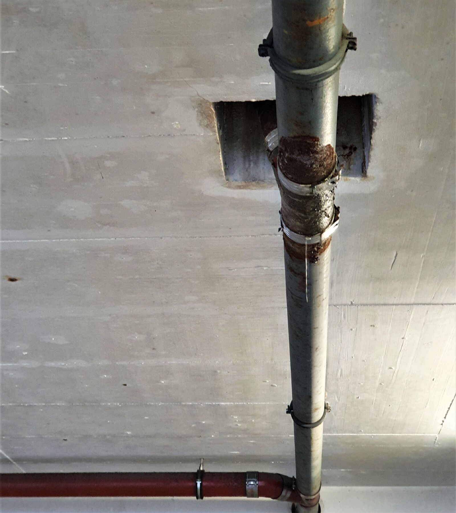 Samsung Galaxy S10+ sample photo. Galvanized steel pipe, leaking photography