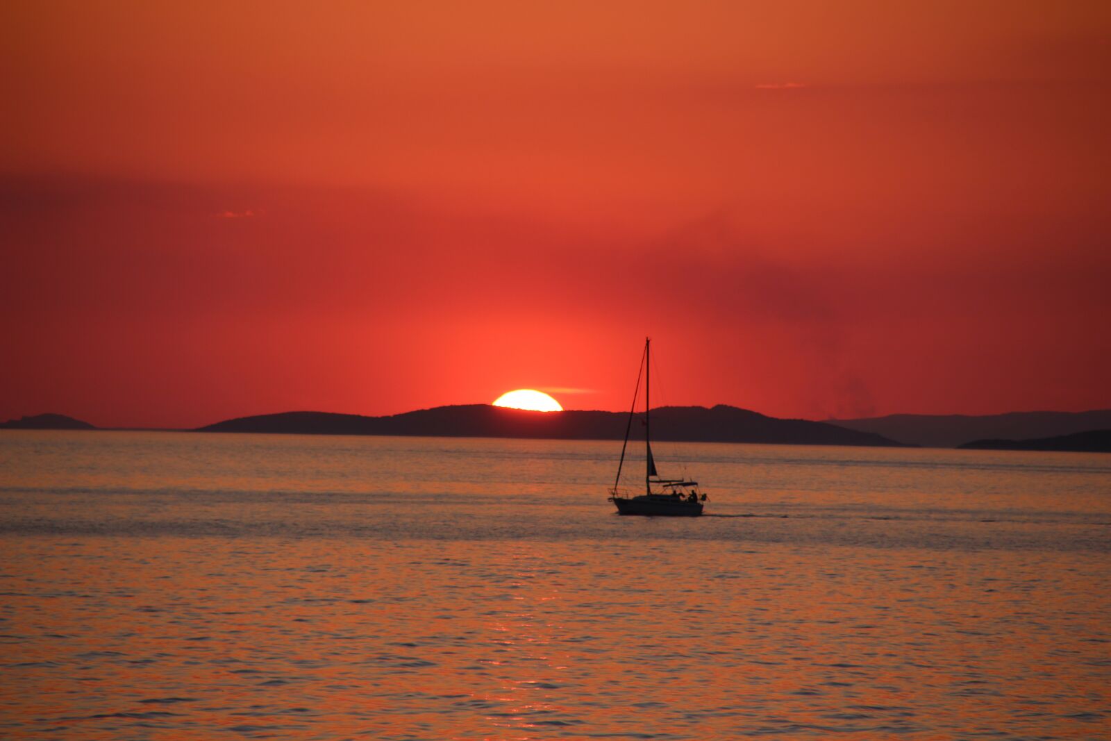 Canon EOS 700D (EOS Rebel T5i / EOS Kiss X7i) sample photo. Sunset, sea, romantic photography