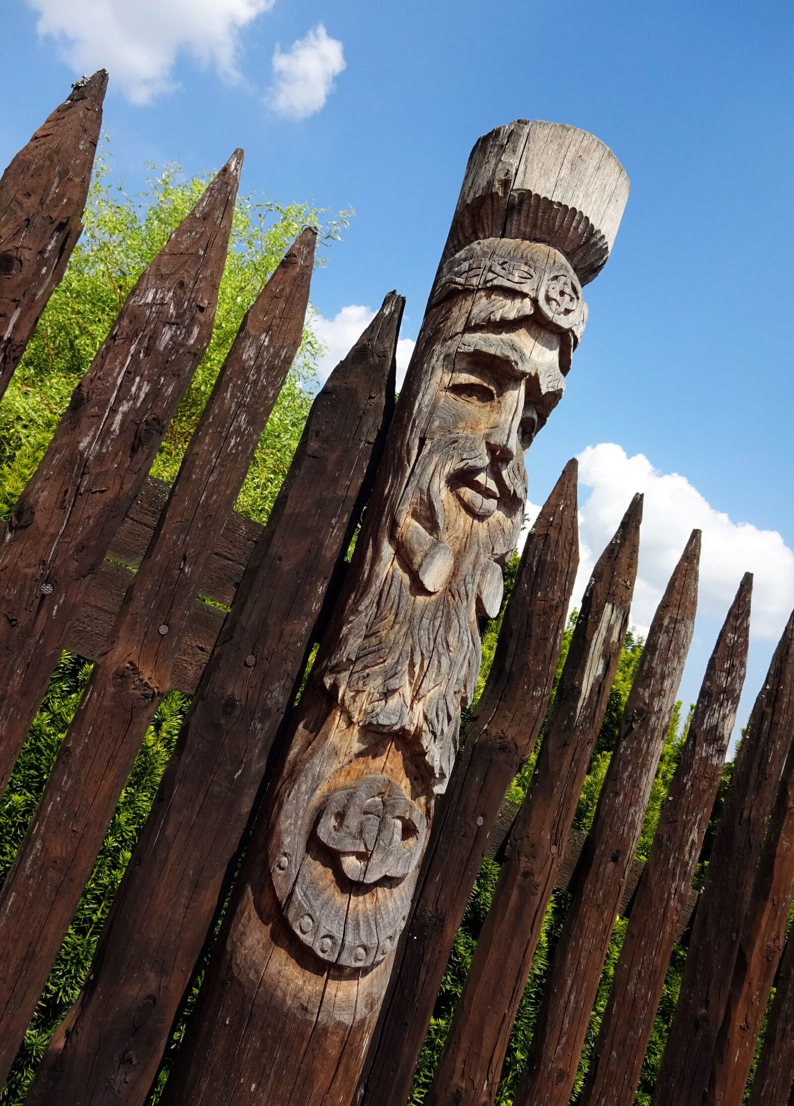 Sony Cyber-shot DSC-WX220 sample photo. Totem, wood, fence photography