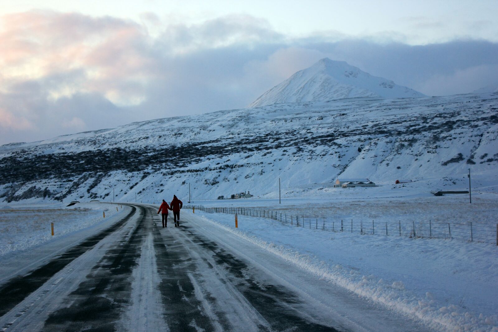 Canon EOS 550D (EOS Rebel T2i / EOS Kiss X4) sample photo. Road, mountain, people photography