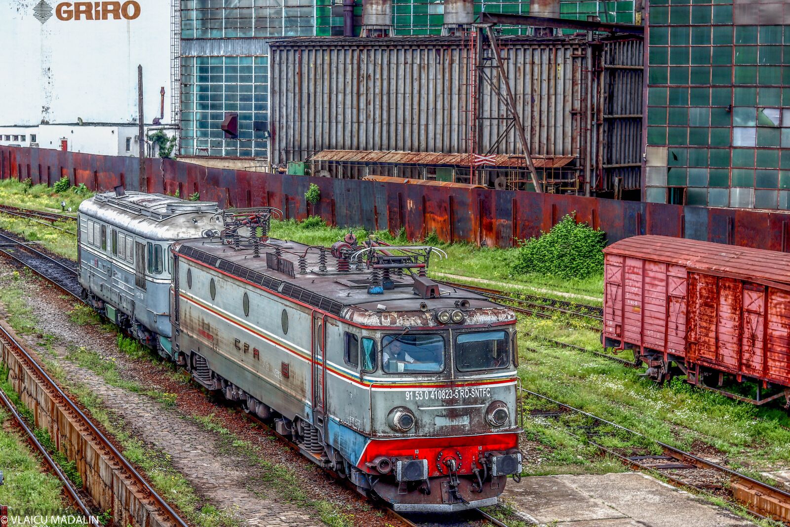 Canon EOS 200D (EOS Rebel SL2 / EOS Kiss X9) + Canon EF 50mm F1.8 STM sample photo. Old, engines, railway photography