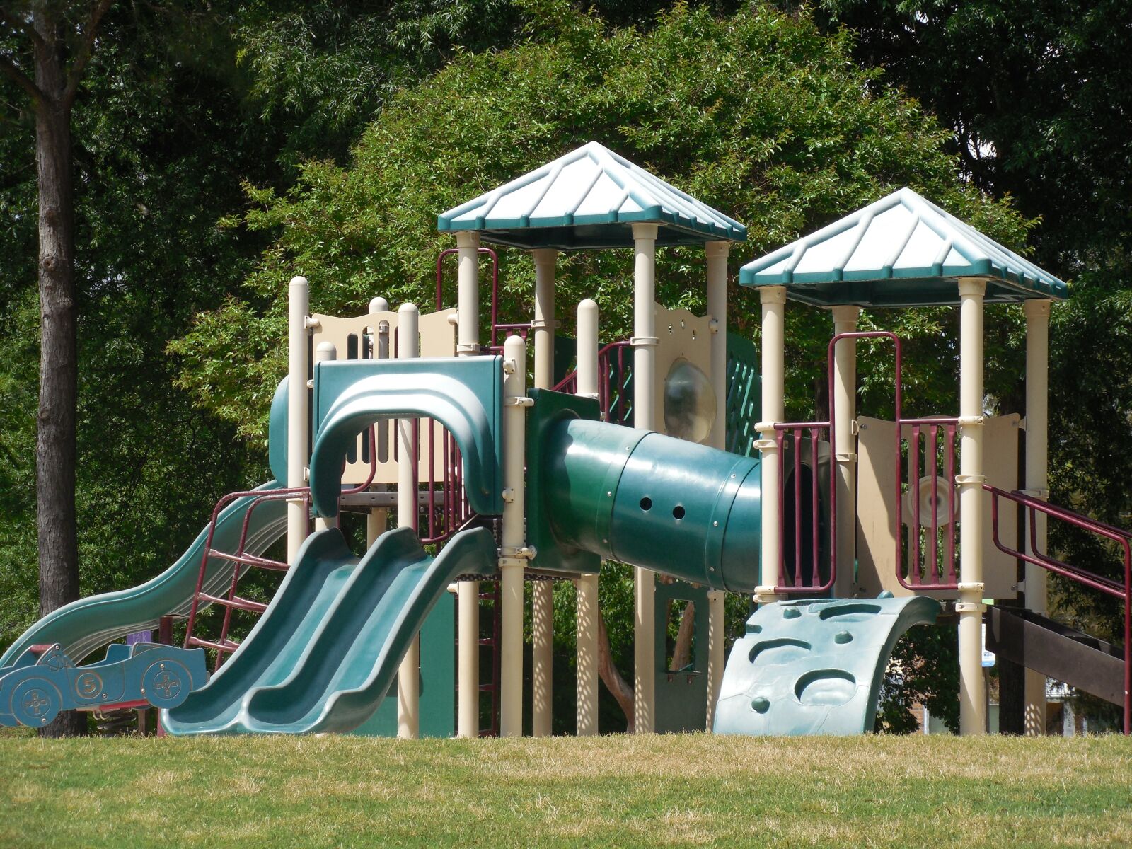 Nikon COOLPIX L620 sample photo. Playground, slide, fun photography