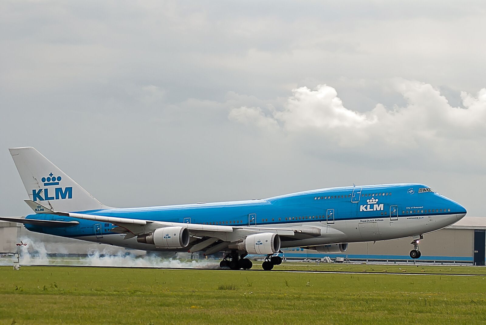Nikon D3000 sample photo. Klm, plane, vliegterrein photography