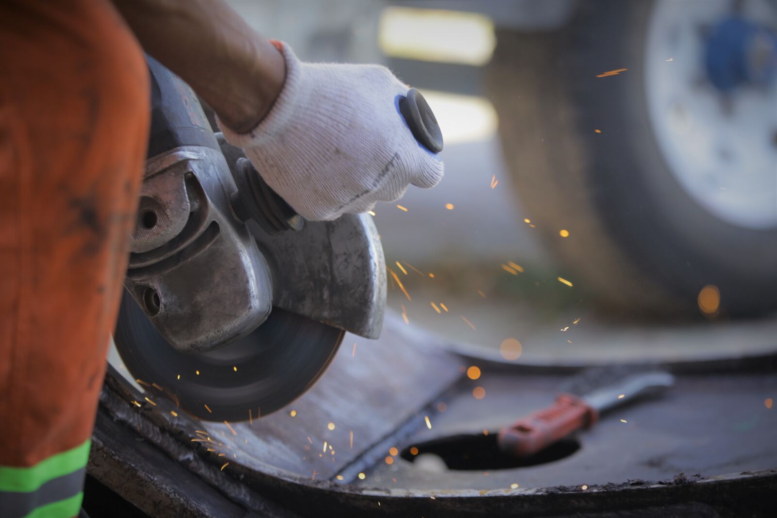 Canon EOS 5D Mark II sample photo. Natural gas, vehicle, hand photography