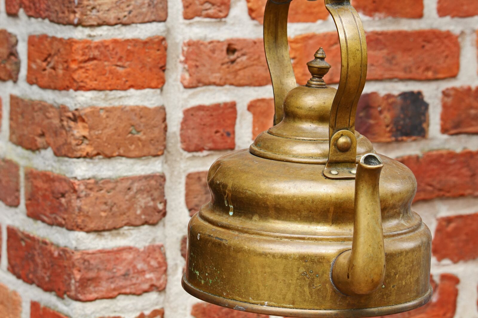 Canon EF-S 55-250mm F4-5.6 IS STM sample photo. Antique, old tea kettle photography