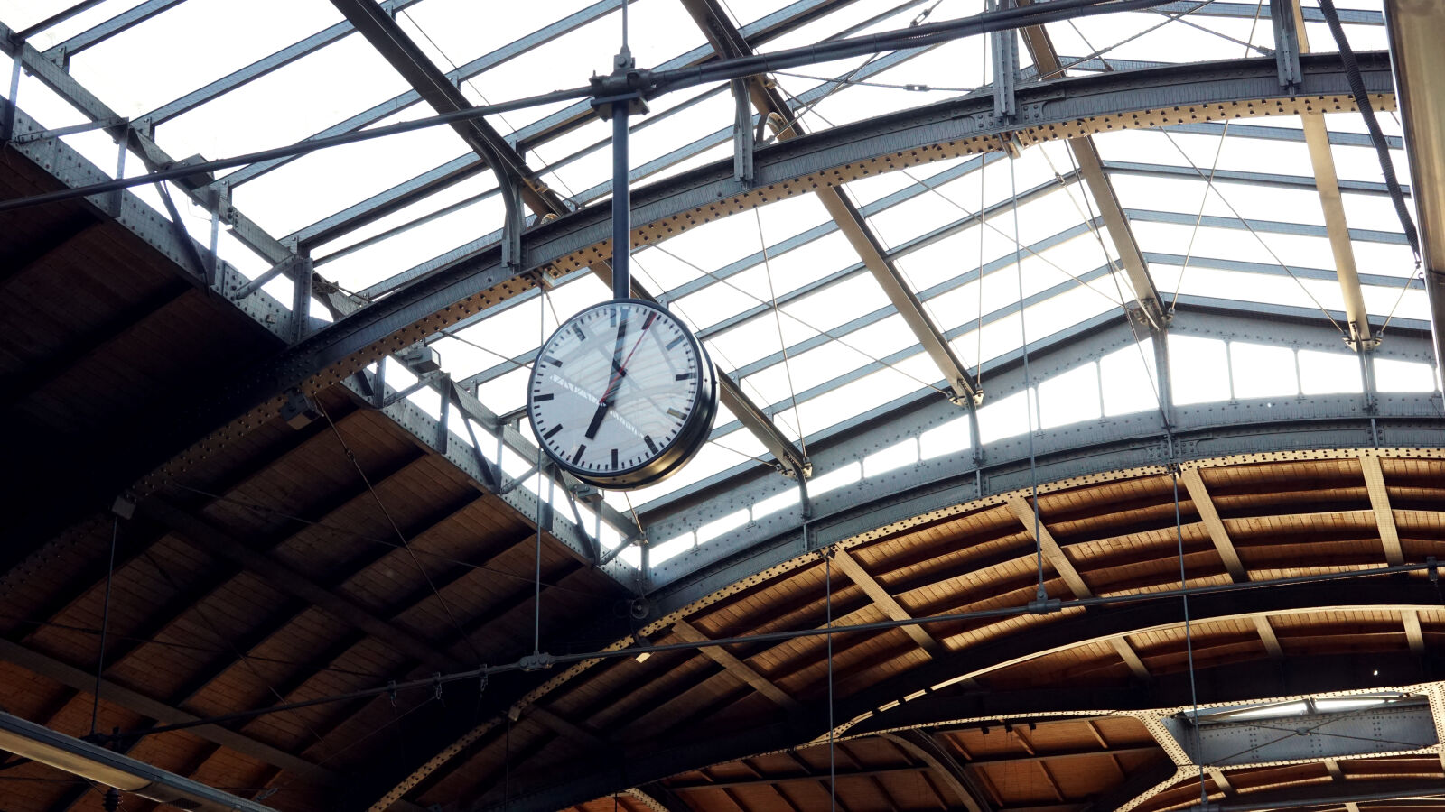 Sony a6000 + Sony Sonnar T* FE 35mm F2.8 ZA sample photo. Architecture, ceiling, clock, daylight photography