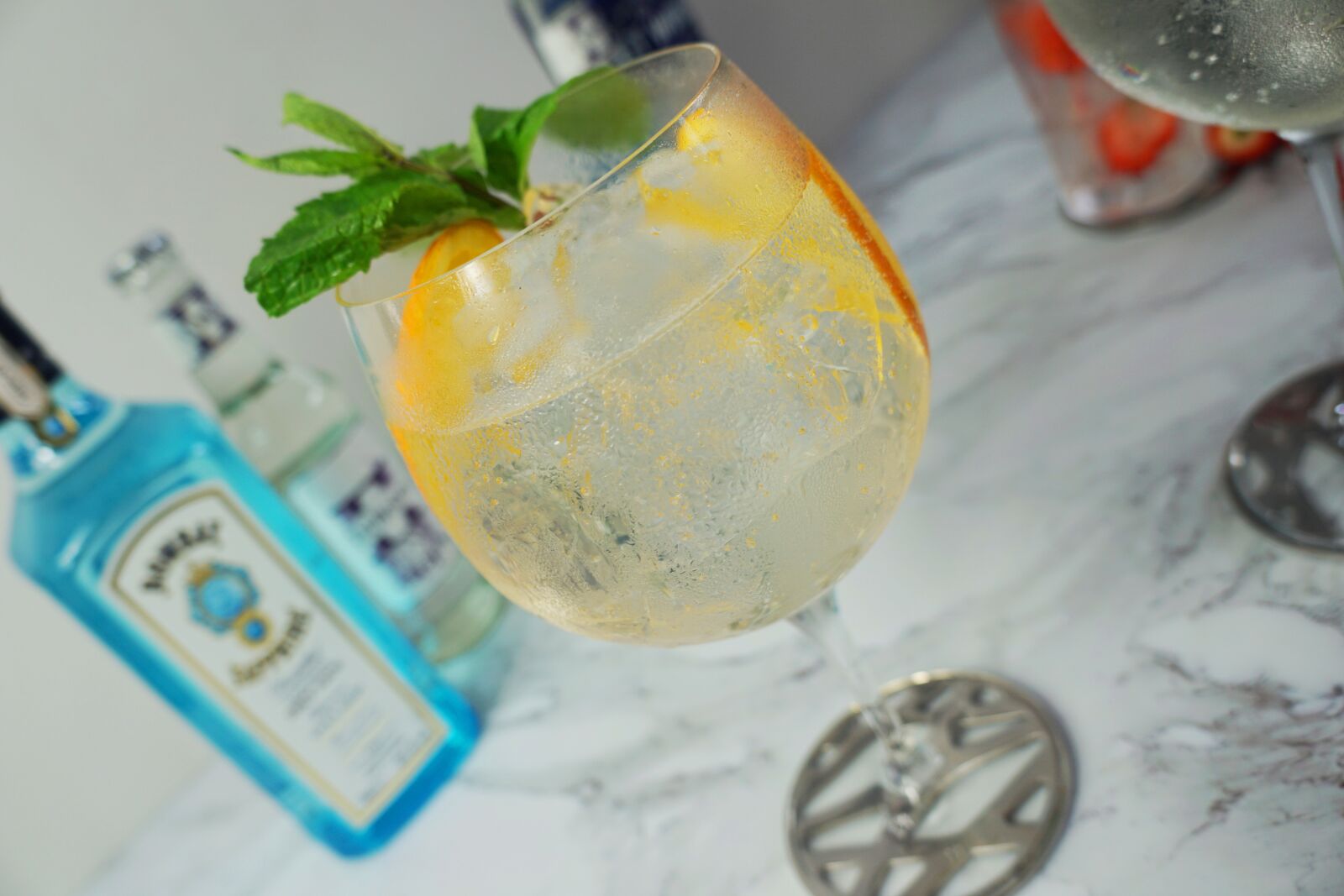 Sony a6000 + Sony E 18-55mm F3.5-5.6 OSS sample photo. Gin tonic, cocktails, summer photography