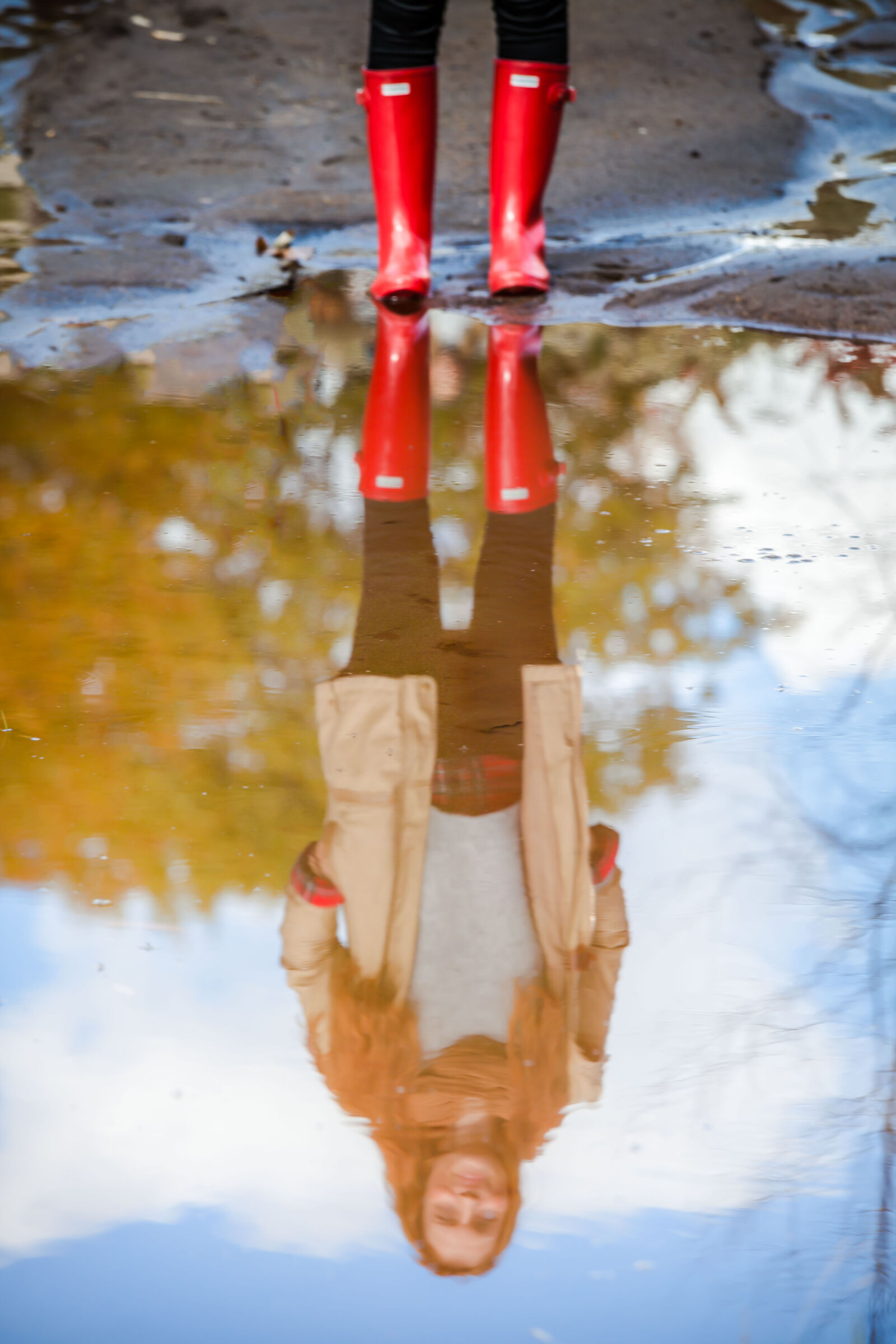 Canon EF 70-200mm F4L IS USM sample photo. Woman, autumn, reflection, boots photography