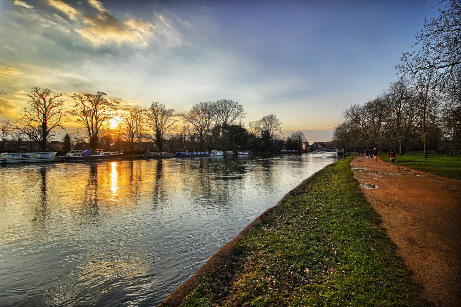 Canon EOS 600D (Rebel EOS T3i / EOS Kiss X5) + Canon EF-S 10-18mm F4.5–5.6 IS STM sample photo. Thames, river, oxford photography
