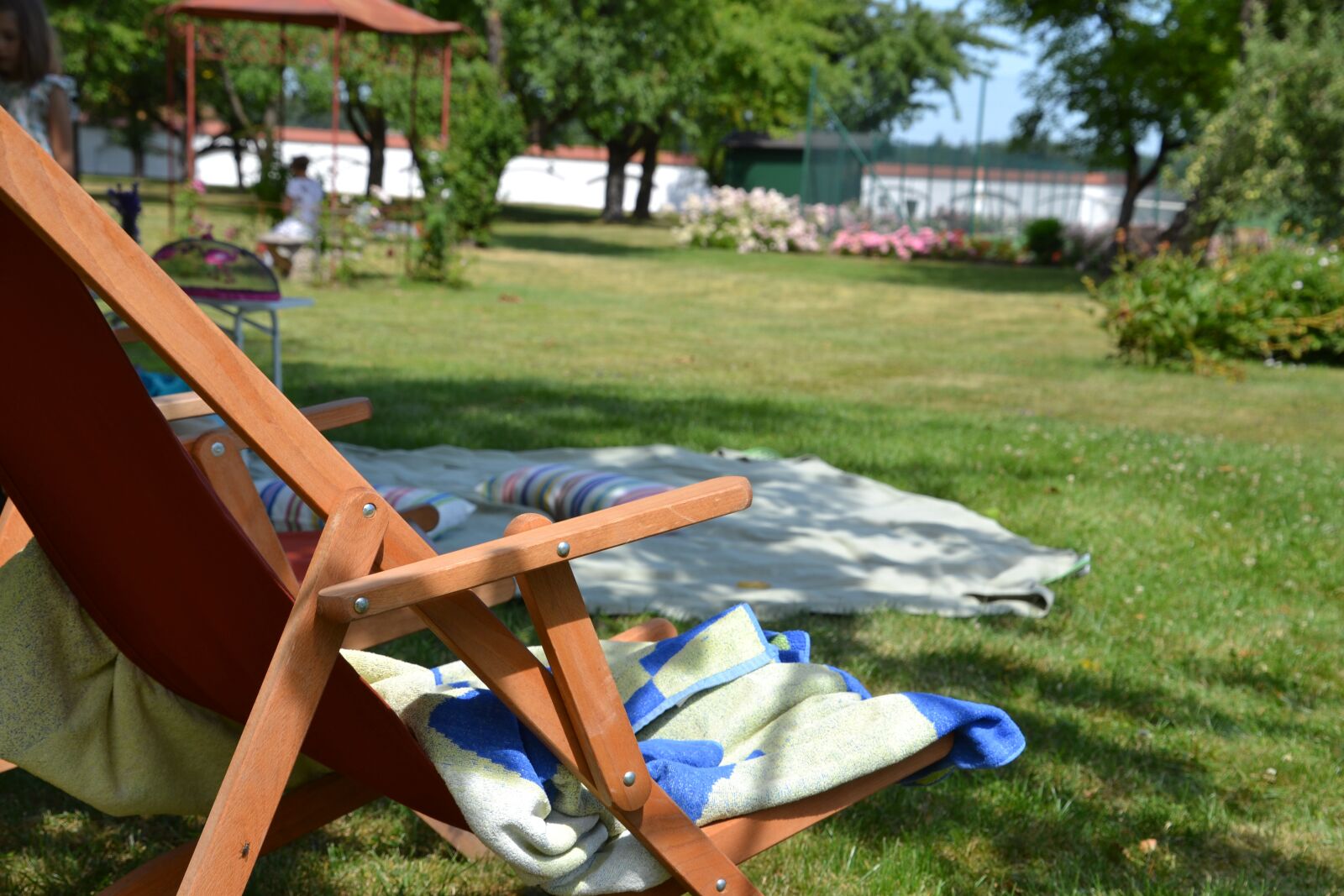 Nikon D3100 sample photo. Picnic, deck chair, garden photography