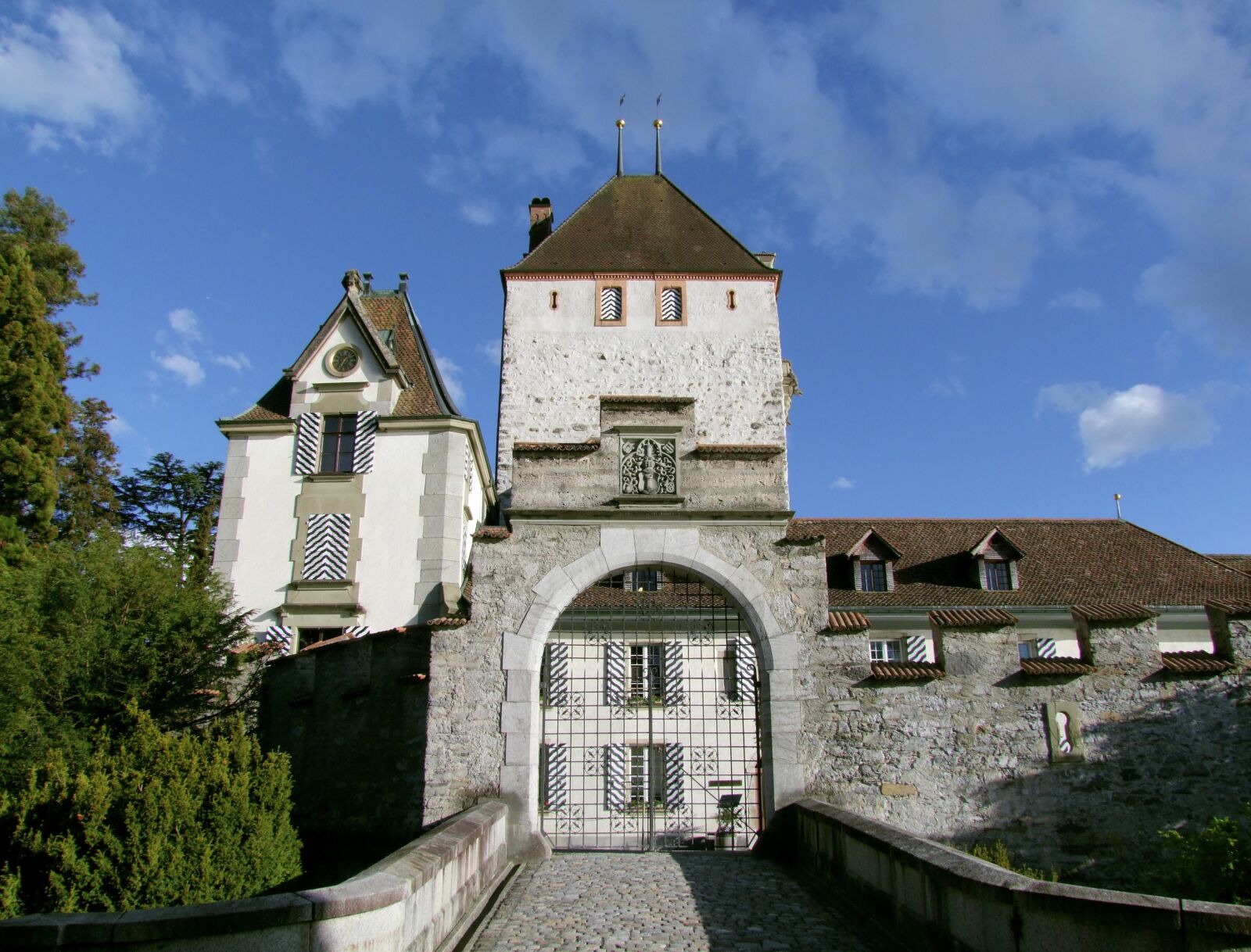 Fujifilm FinePix S100fs sample photo. Oberhofen castle, tower, thun photography