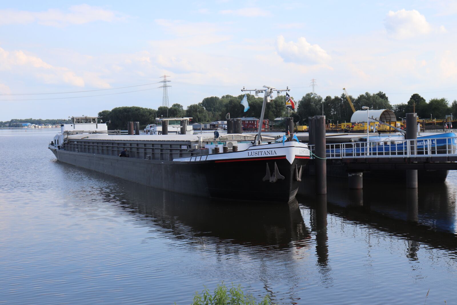 Canon EOS 200D (EOS Rebel SL2 / EOS Kiss X9) sample photo. Ship, lake, water photography