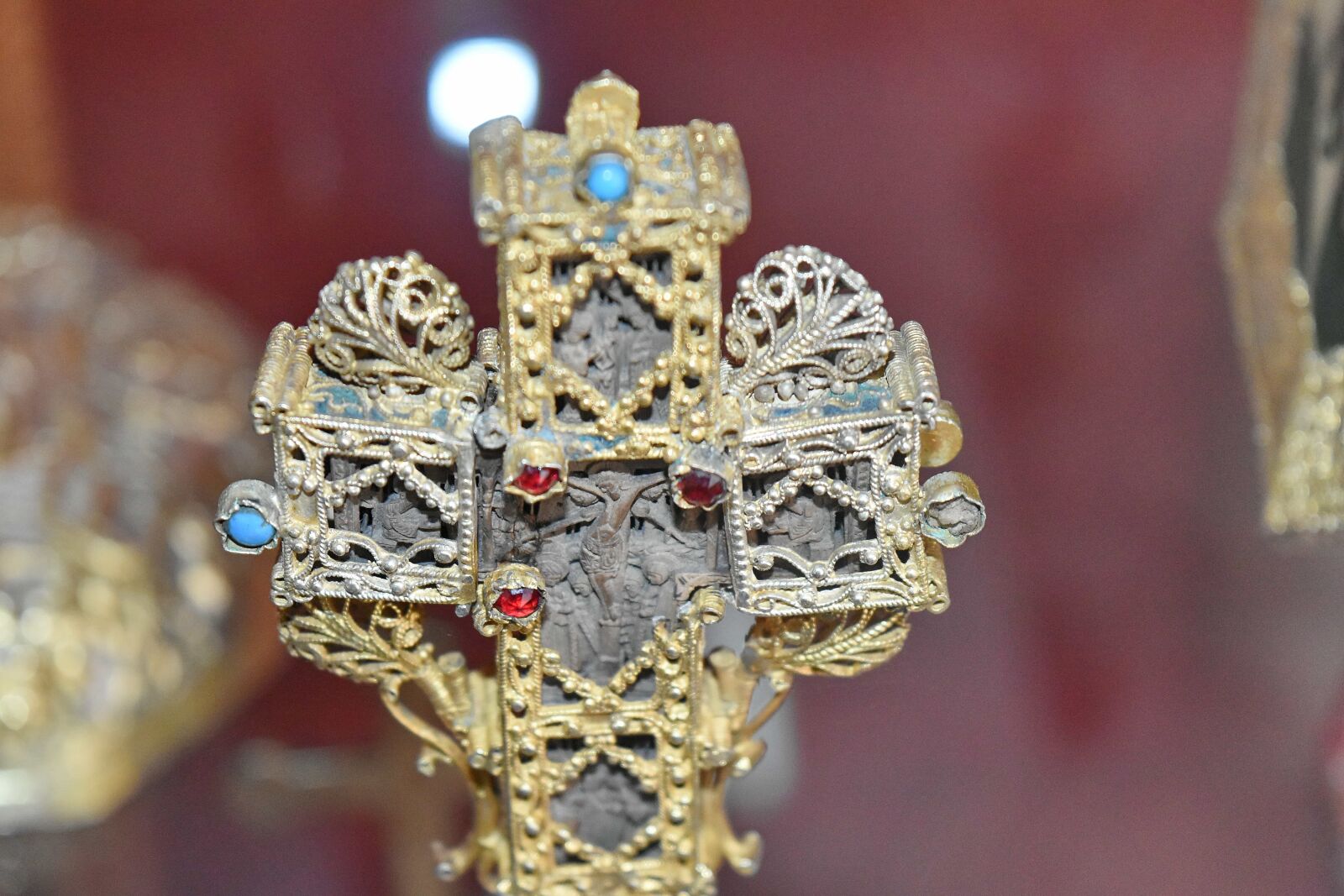 Nikon D5500 sample photo. Cross, gold, religion, luxury photography