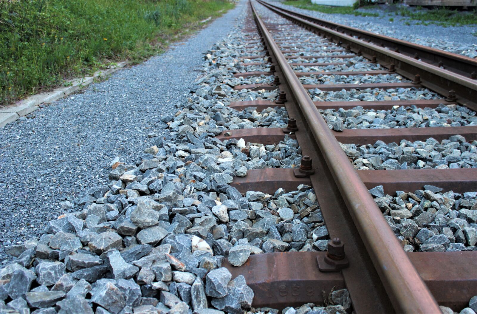 Canon EOS 600D (Rebel EOS T3i / EOS Kiss X5) sample photo. Rail, stones, railway line photography
