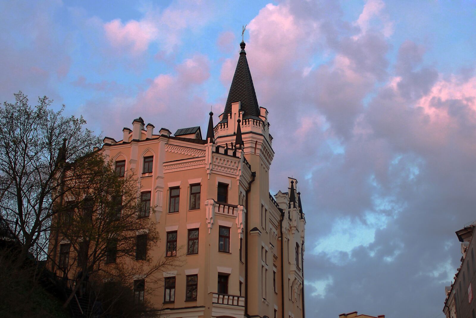 Canon EOS 550D (EOS Rebel T2i / EOS Kiss X4) sample photo. Architecture, building, old photography