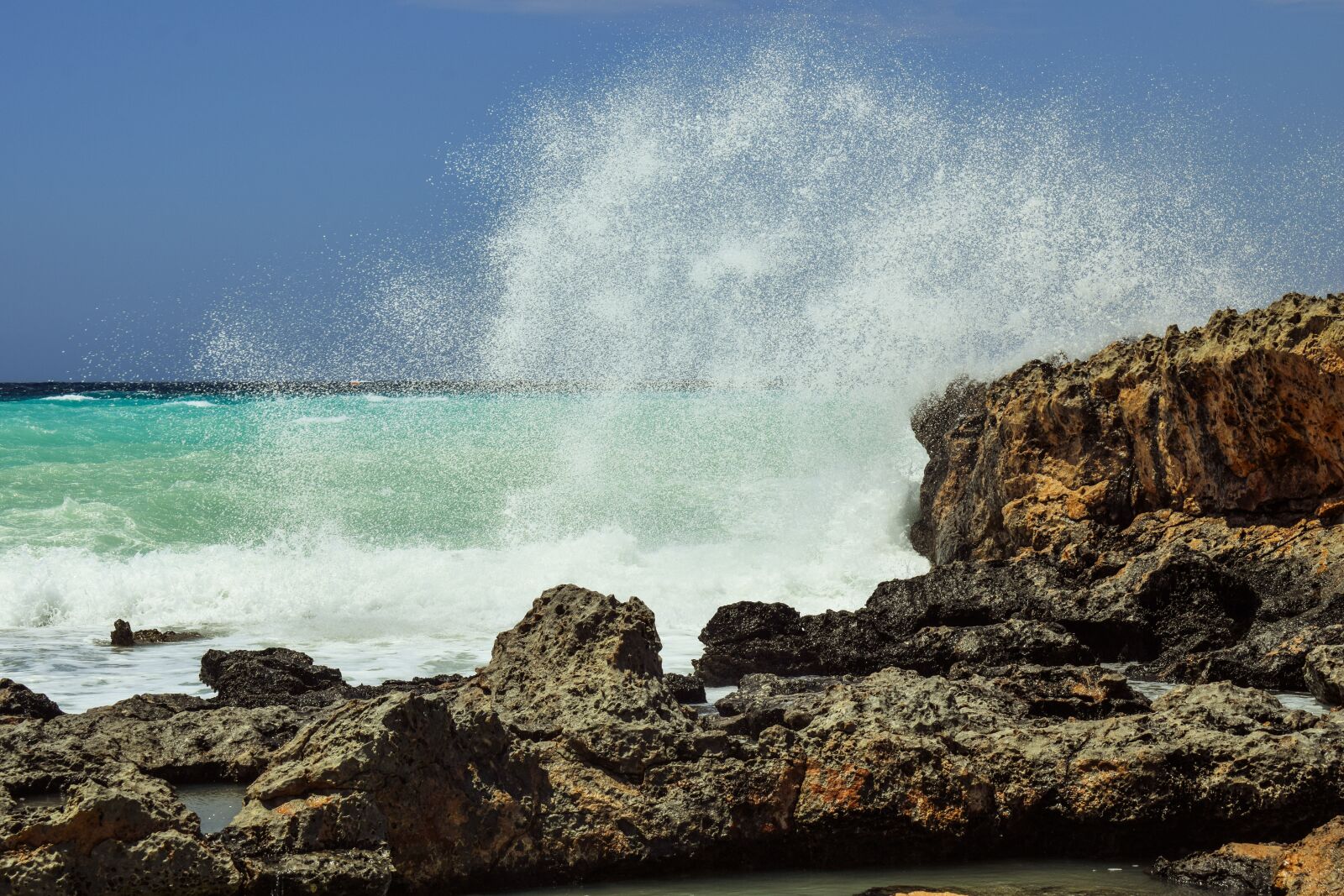 Nikon D3300 sample photo. Wave, spray, foam photography