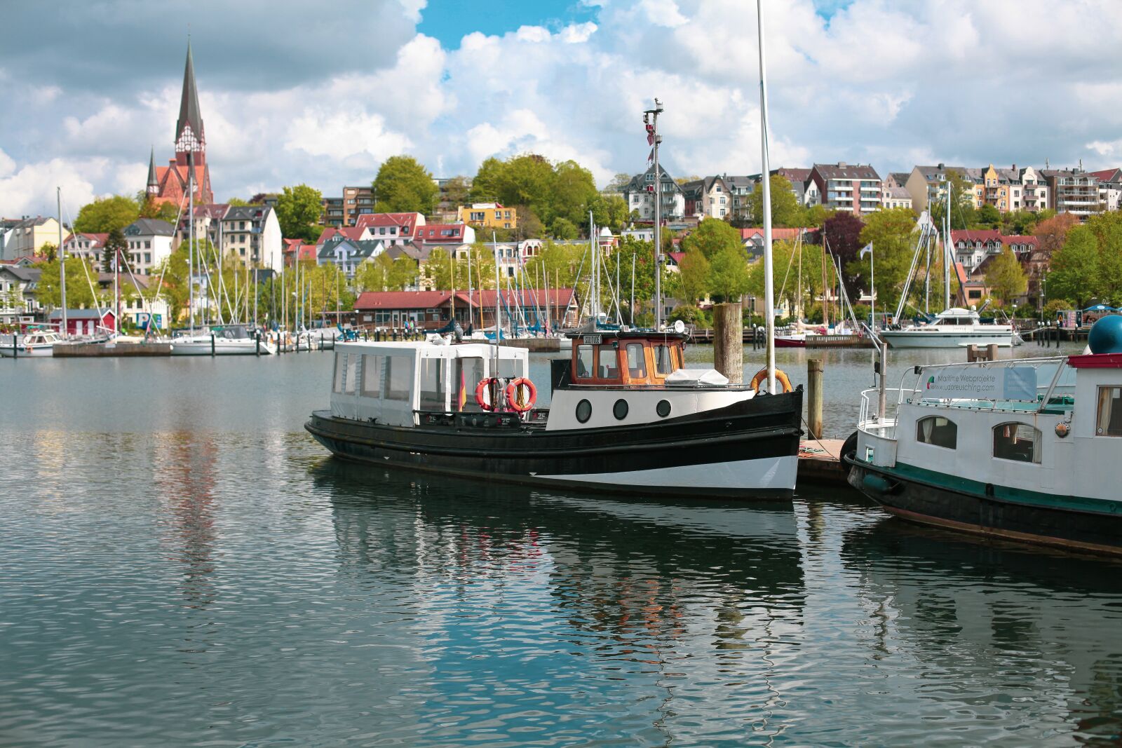 Canon EOS 5D Mark II sample photo. Barge, solitüde, ship photography