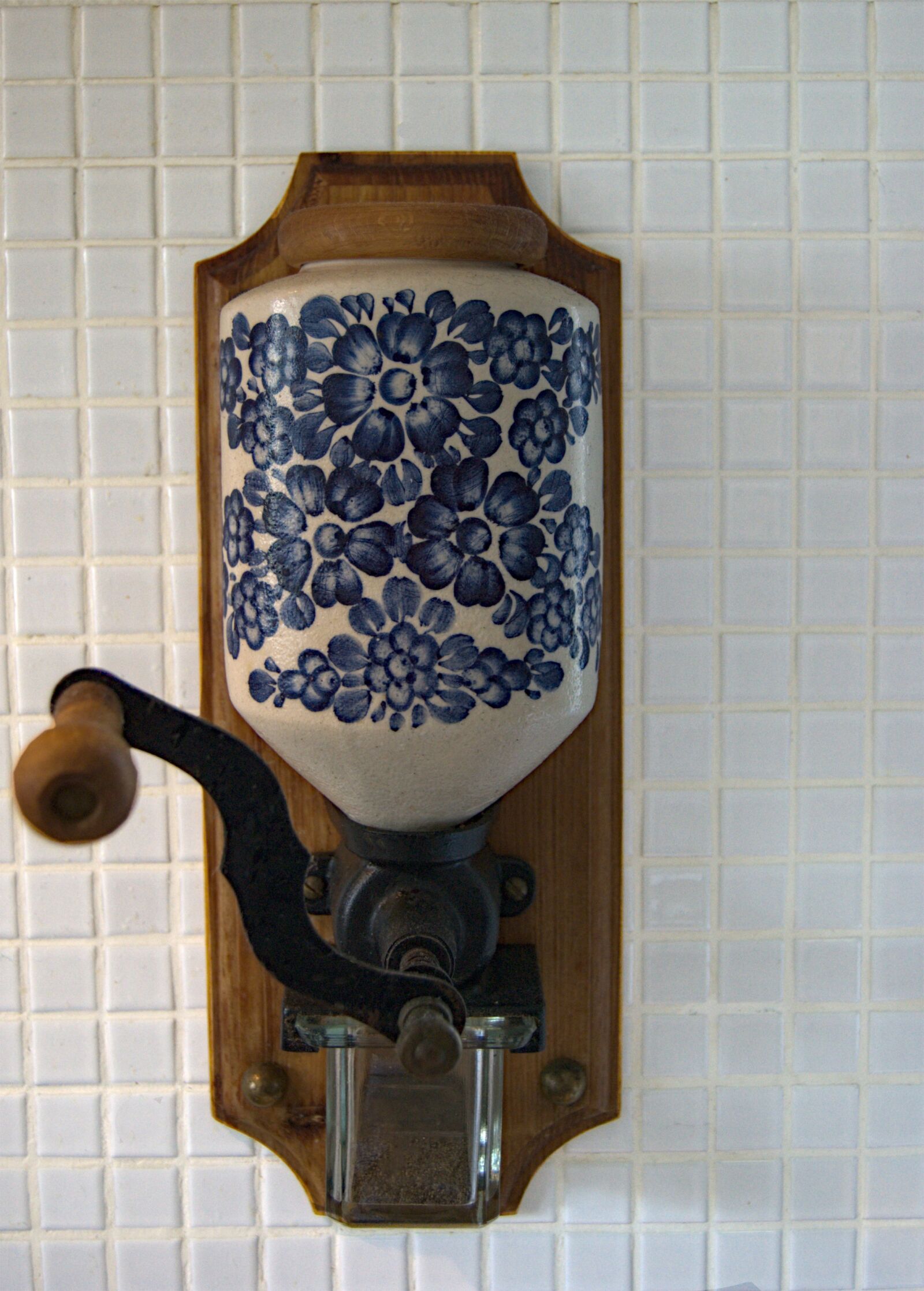 Nikon D40 sample photo. Grinder, old, kitchen photography