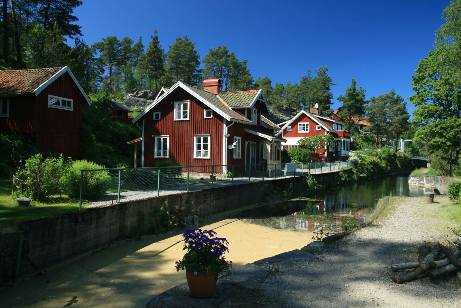 Canon EOS 400D (EOS Digital Rebel XTi / EOS Kiss Digital X) sample photo. Sweden, summer, architecture photography