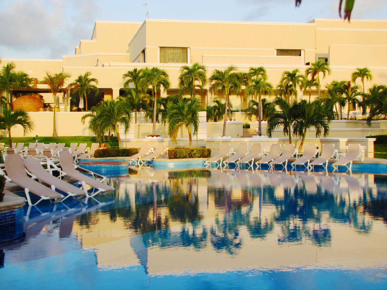Canon PowerShot SX20 IS sample photo. Resort, pool, swimming photography