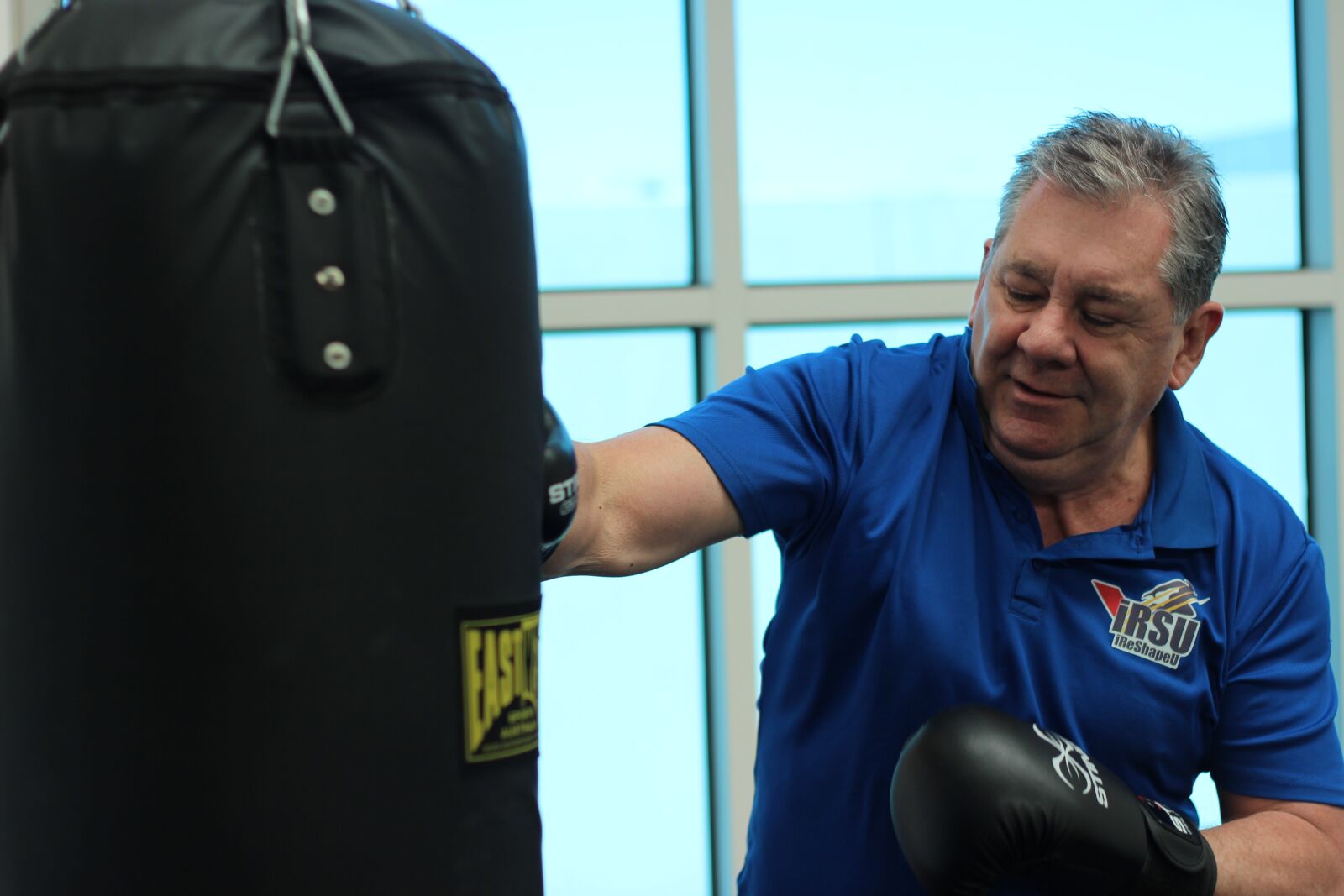 Canon EOS 600D (Rebel EOS T3i / EOS Kiss X5) + Canon EF 50mm F1.8 II sample photo. Punch, boxing, old man photography