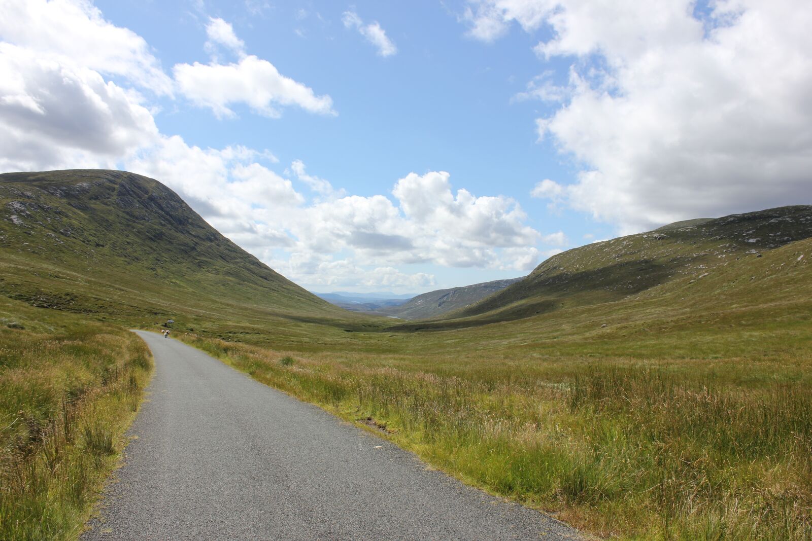 Canon EOS 550D (EOS Rebel T2i / EOS Kiss X4) sample photo. Mountains, ireland, road photography