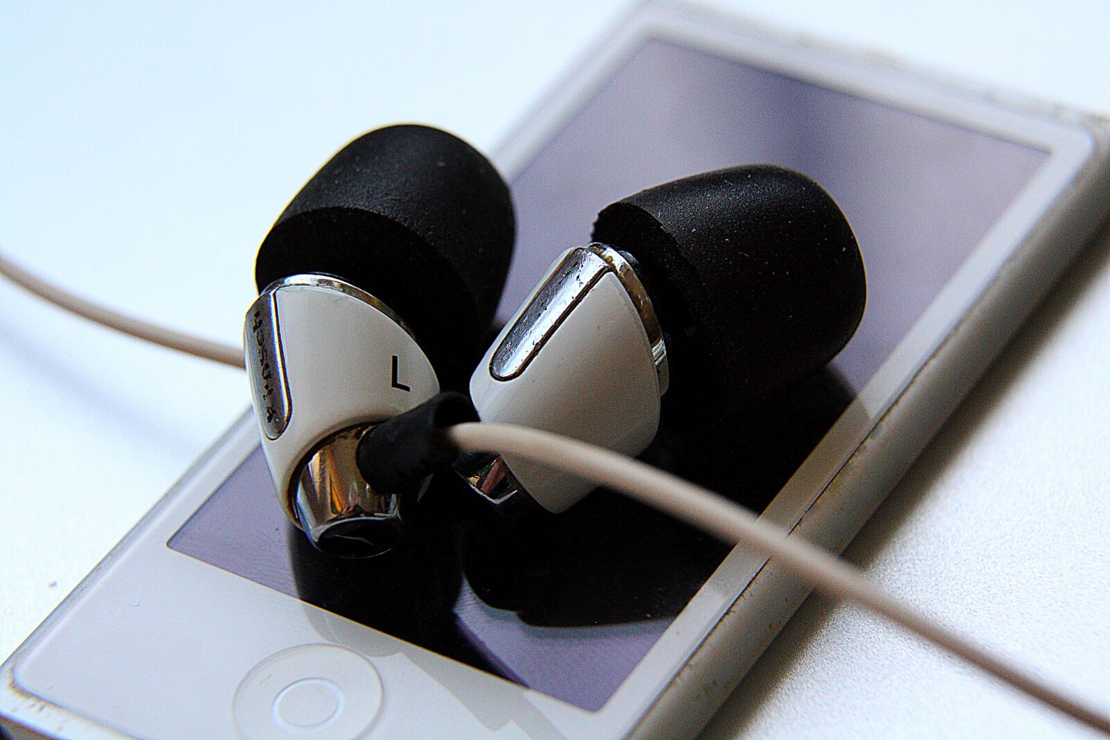 Canon EOS 450D (EOS Rebel XSi / EOS Kiss X2) sample photo. I-pod, in-ears, music photography