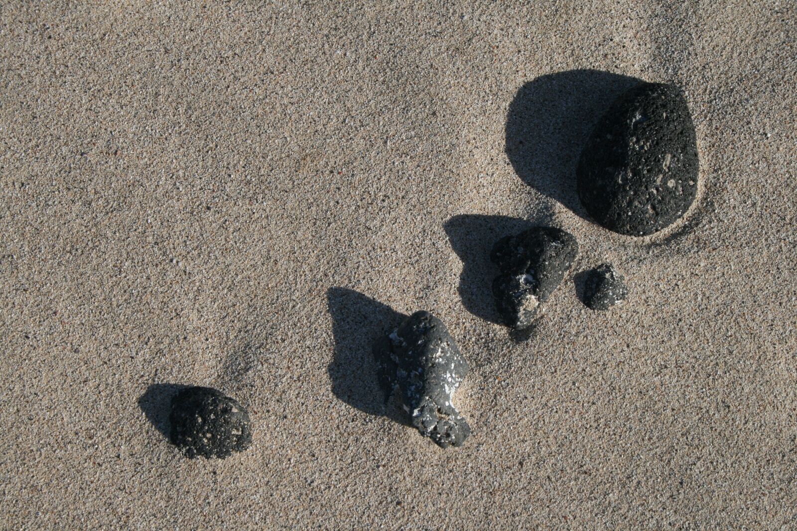 Canon EOS 400D (EOS Digital Rebel XTi / EOS Kiss Digital X) sample photo. Pebbles, sand, sea photography