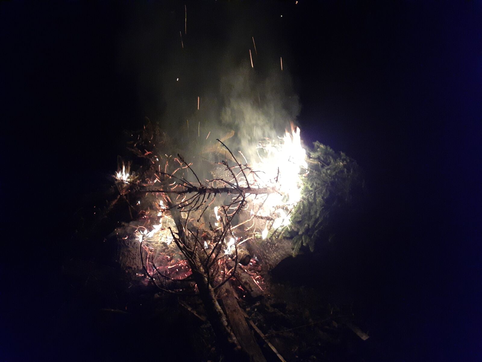 Samsung Galaxy A20 sample photo. Fire, flame, embers photography