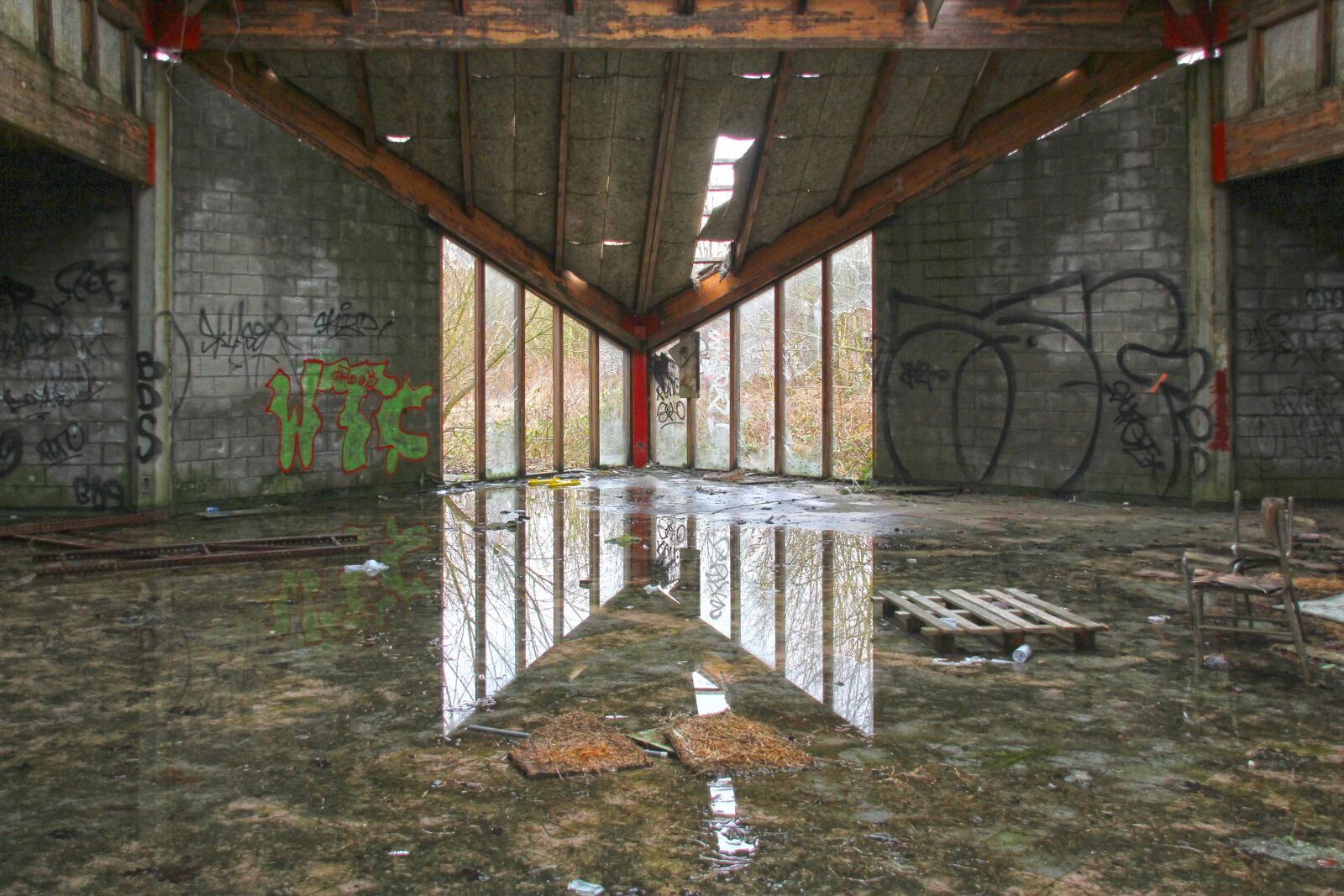 Canon EOS 60D sample photo. Urbex, abandoned barracks, reflection photography