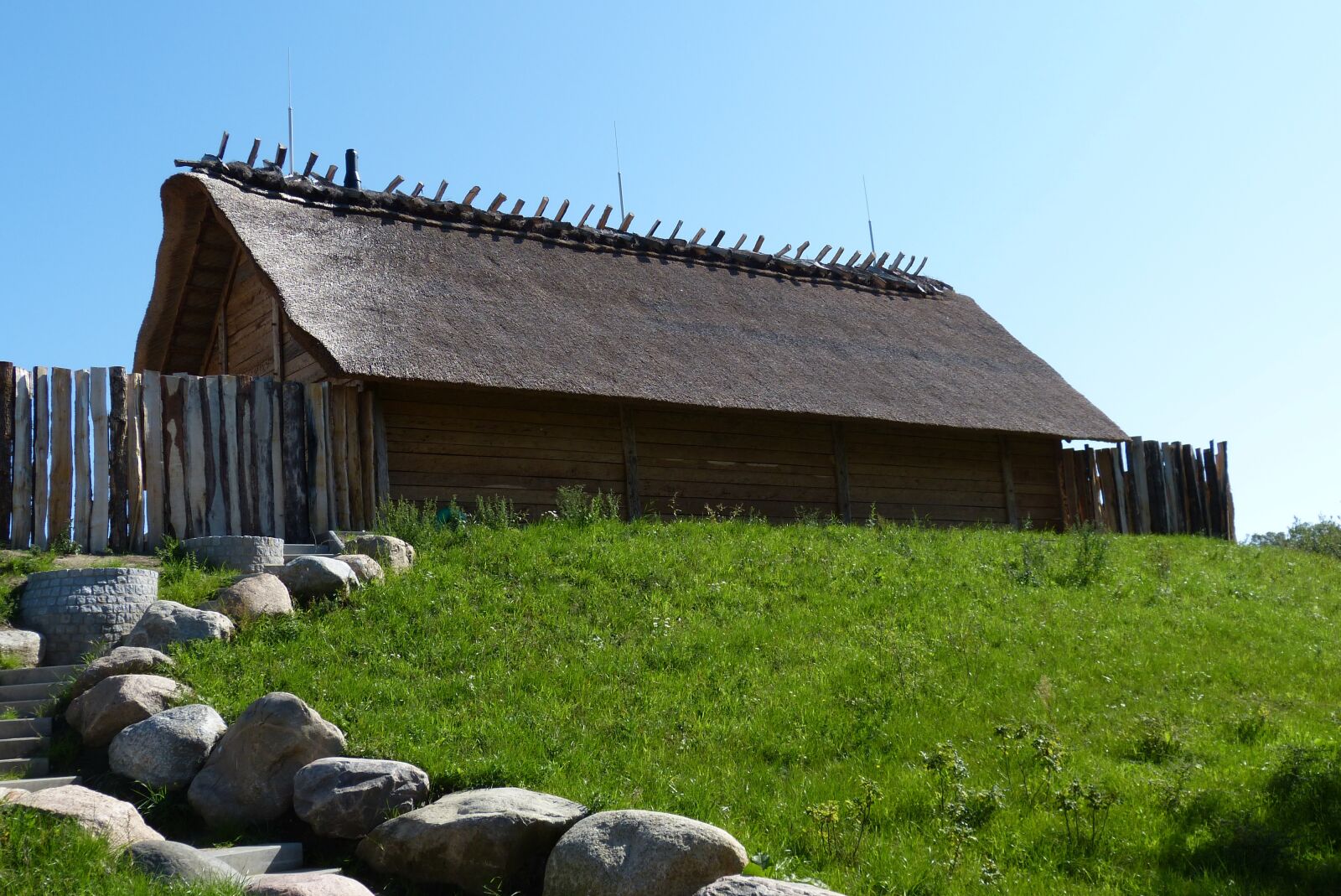 Panasonic Lumix DMC-FZ150 sample photo. Baltic sea, hut, green photography