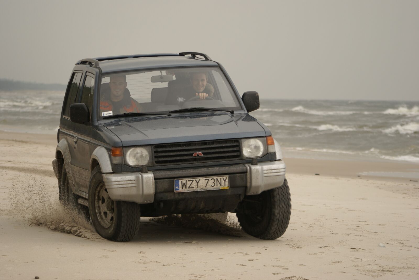 Sony Alpha DSLR-A100 sample photo. Cars, area, 4 x 4 photography