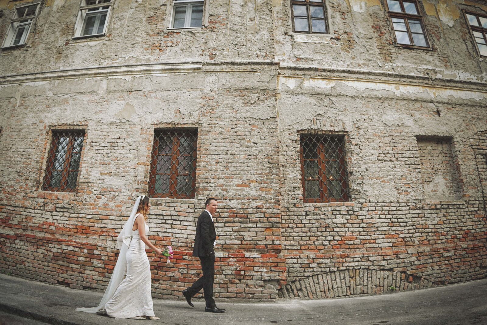 Canon EF 16-35mm F2.8L II USM sample photo. Groom, bride, decay, walking photography