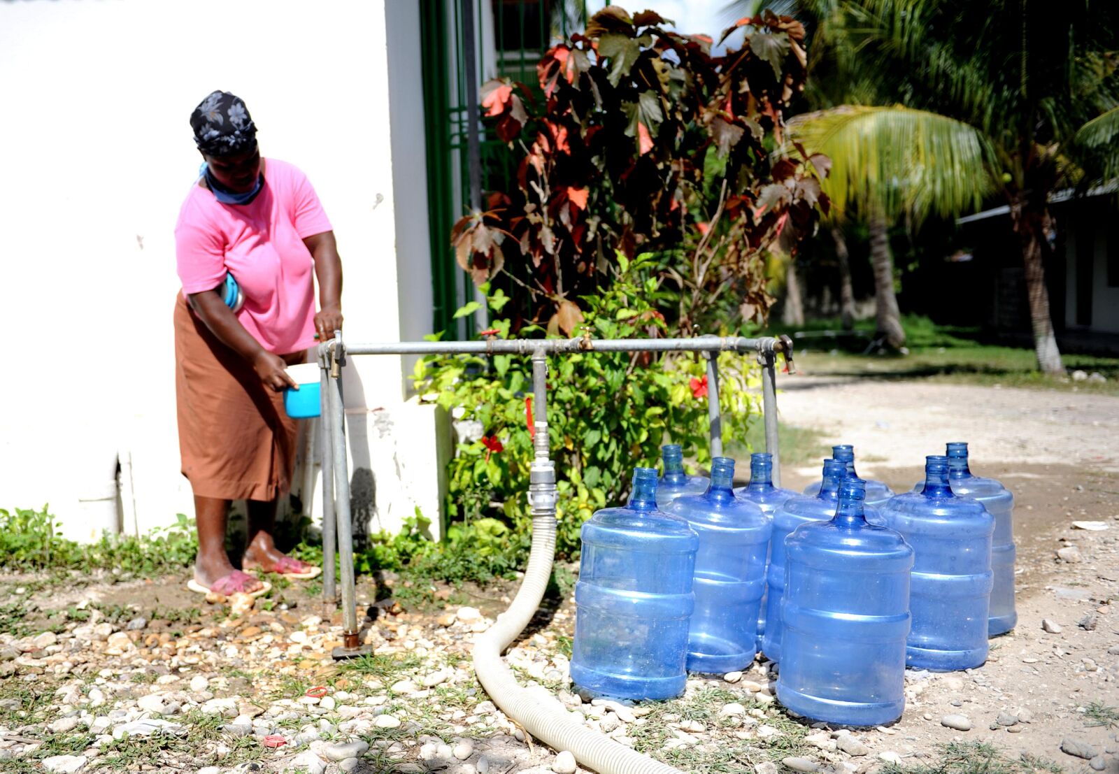 Nikon D700 sample photo. Woman, gets, clean, drinking photography