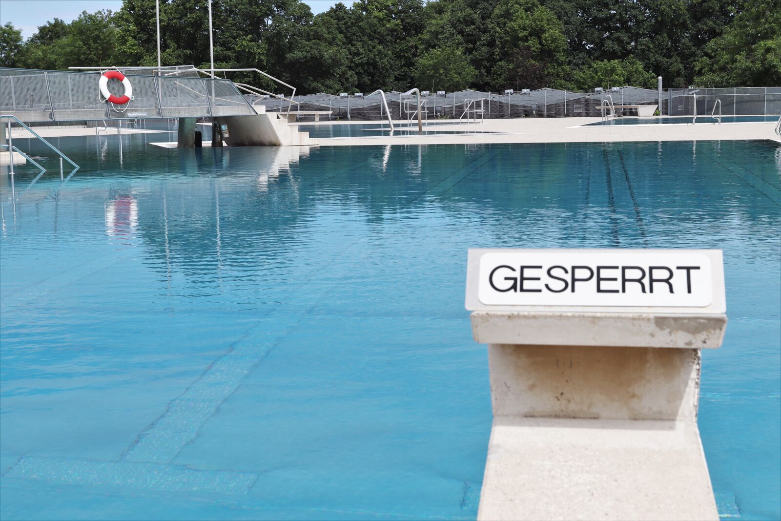 Canon EF 17-40mm F4L USM sample photo. Outdoor pool, summer, water photography