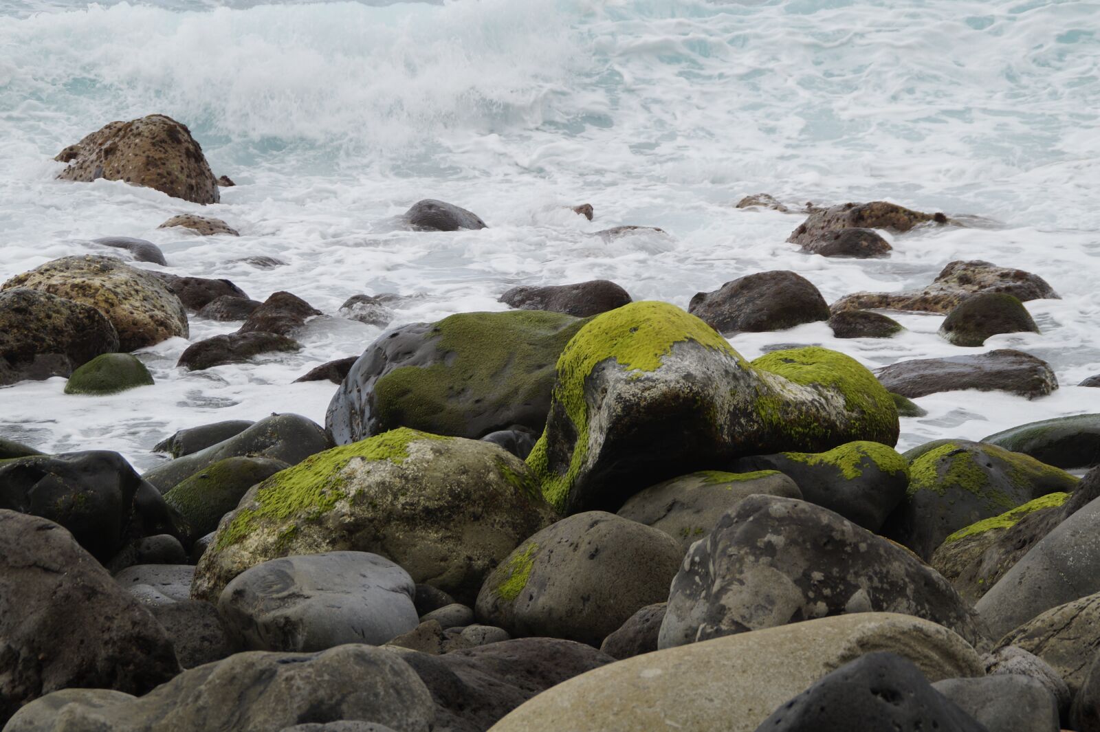 Sony SLT-A58 sample photo. Stones, bank, shore stones photography