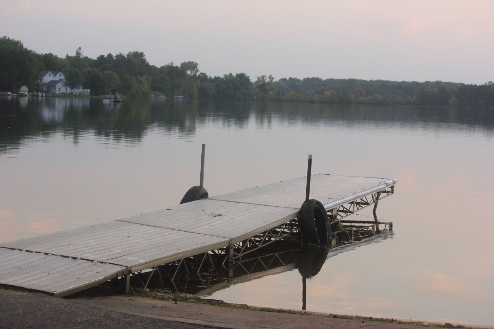 Canon EOS 550D (EOS Rebel T2i / EOS Kiss X4) sample photo. Dock, lake, skyline photography