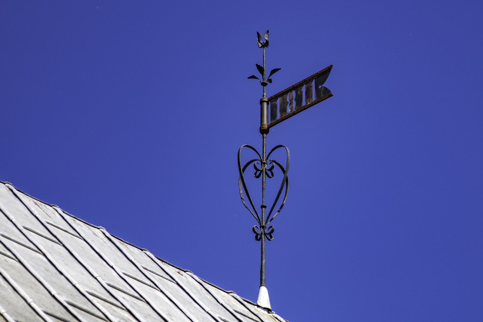 Canon EOS 750D (EOS Rebel T6i / EOS Kiss X8i) + Canon TS-E 90mm F2.8 Tilt-Shift sample photo. Weathervane, blue sky, kirketag photography