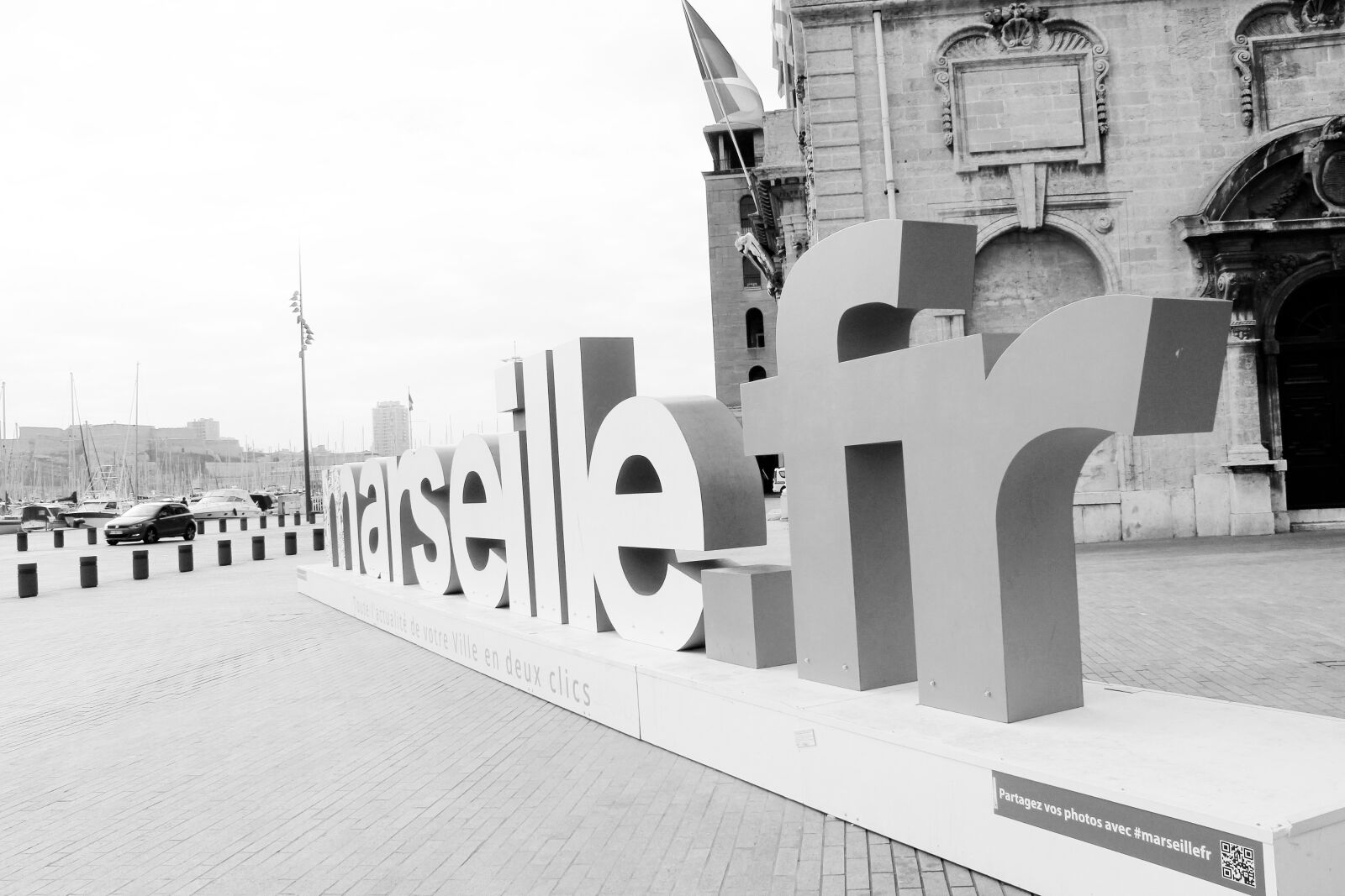 Canon EOS 1100D (EOS Rebel T3 / EOS Kiss X50) sample photo. Black, and, white, city photography