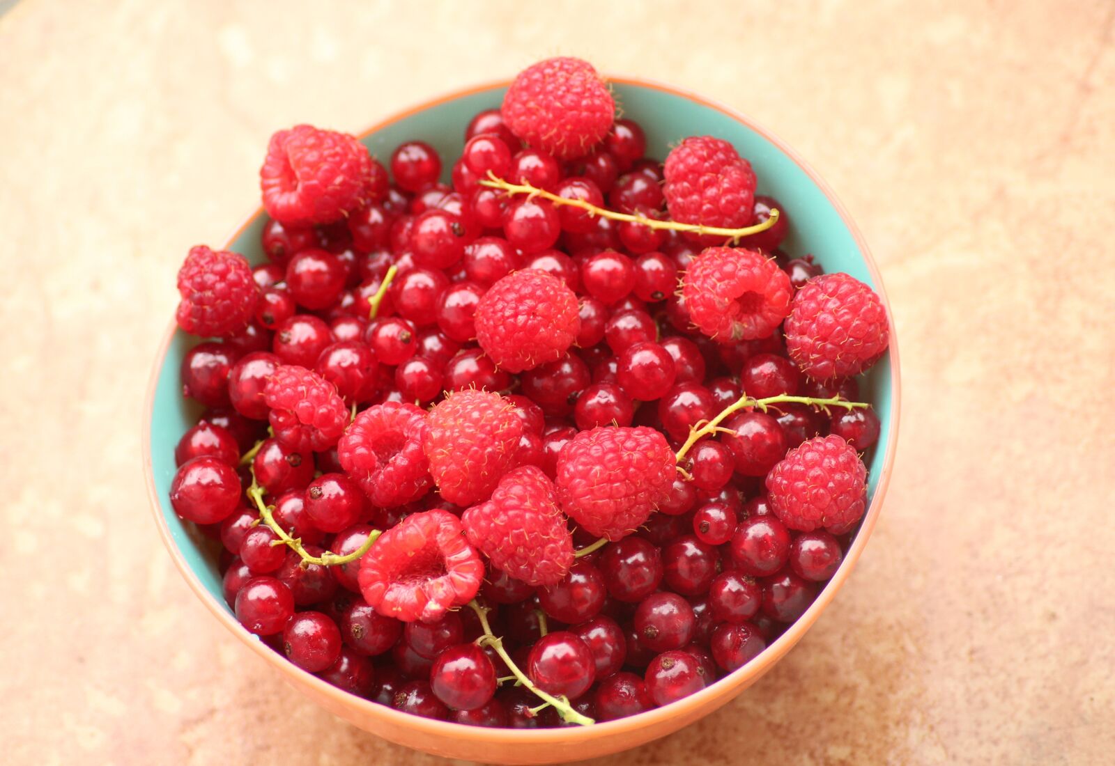 Canon EOS 1200D (EOS Rebel T5 / EOS Kiss X70 / EOS Hi) sample photo. Currant, raspberries, fruit photography