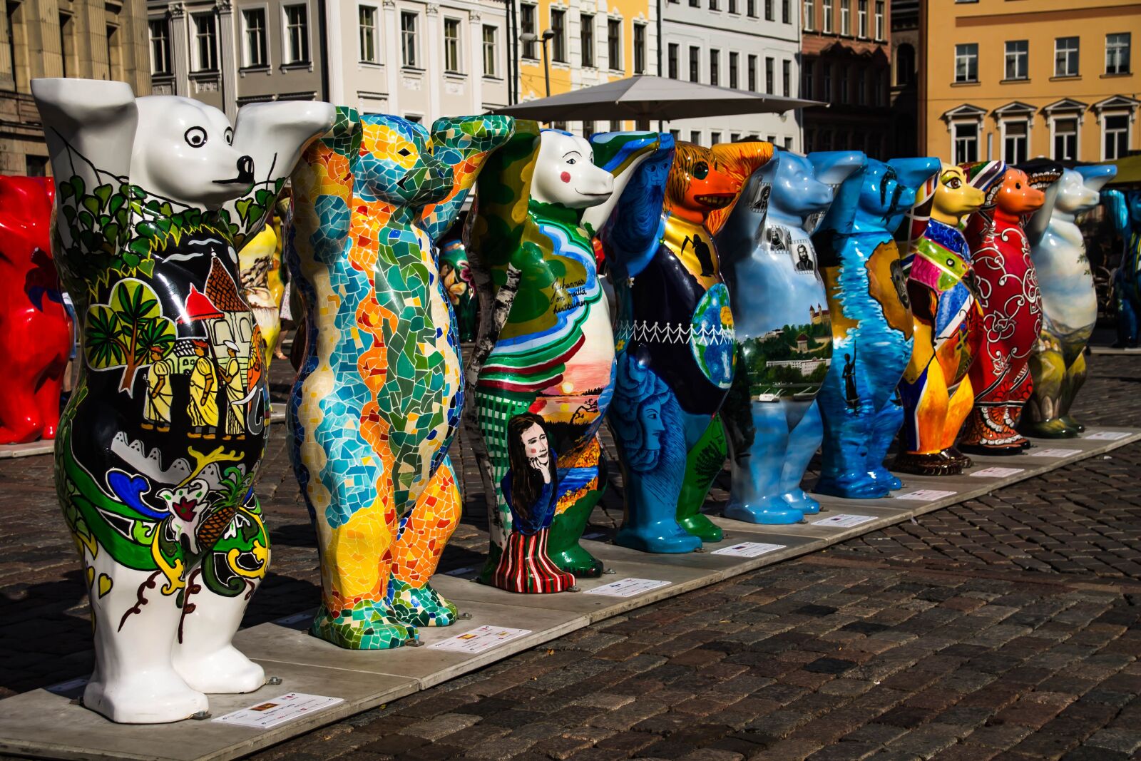 Canon EOS 1100D (EOS Rebel T3 / EOS Kiss X50) sample photo. Bears, exhibition, art photography